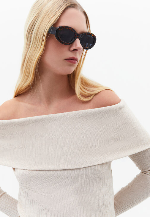 Off-Shoulder Kazak ve Denim Kombini