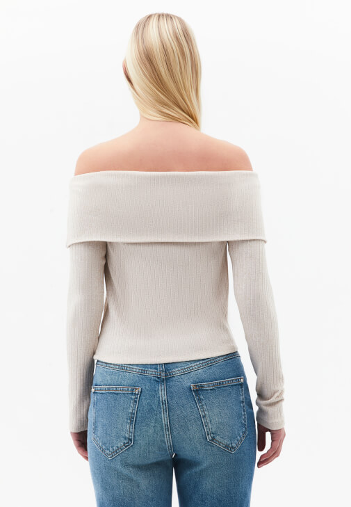 Off-Shoulder Kazak ve Denim Kombini