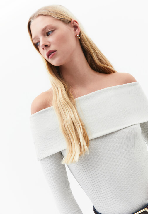 Off-Shoulder Kazak ve Orta Bel Denim Kombini