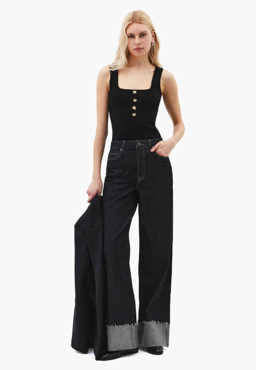  Triko Atlet ve Baggy-Fit Denim Kombini