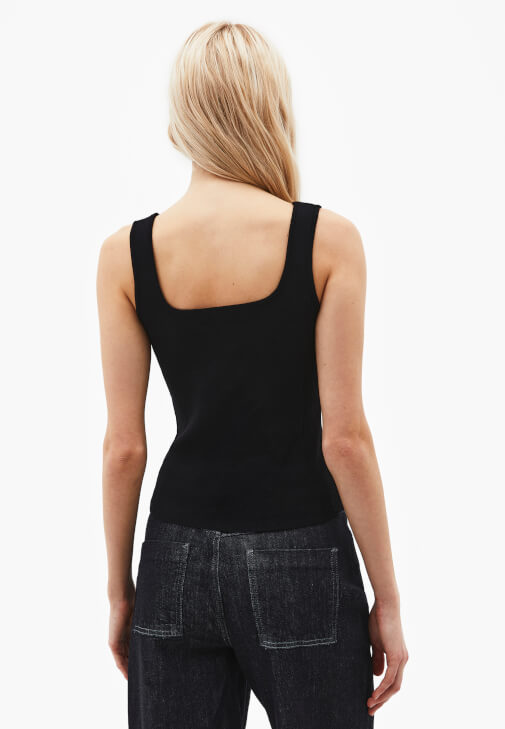 Triko Atlet ve Baggy-Fit Denim Kombini