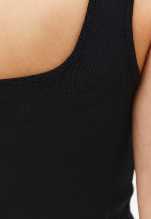 Triko Atlet ve Baggy-Fit Denim Kombini