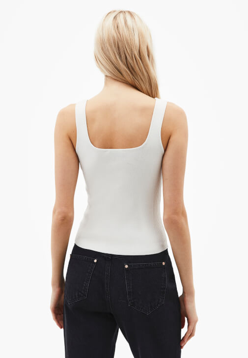 Triko Atlet ve Mom-Fit Denim Kombini