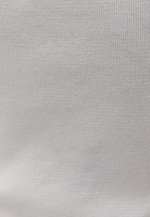 Triko Atlet ve Mom-Fit Denim Kombini