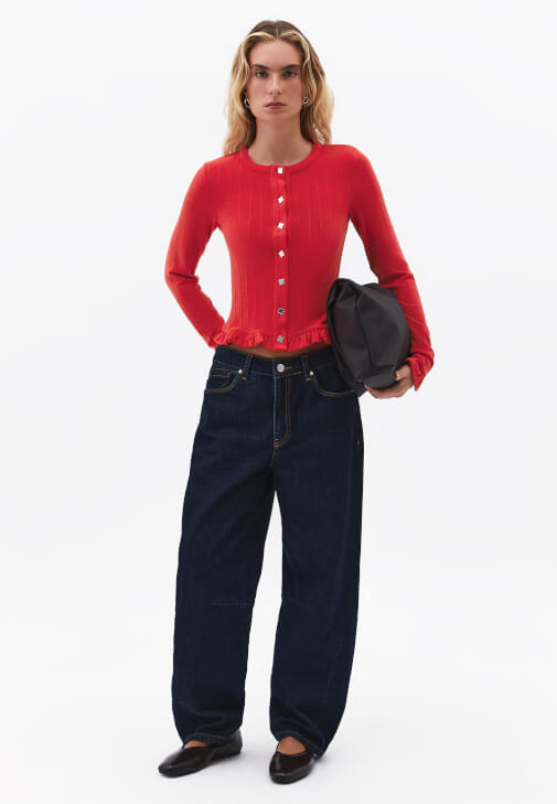  Fırfırlı Hırka ve Barrel-Fit Denim Kombini