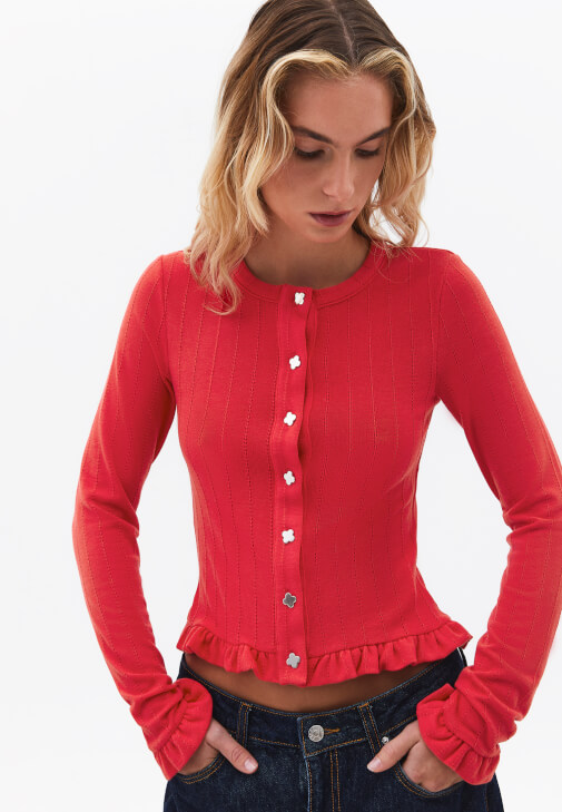 Fırfırlı Hırka ve Barrel-Fit Denim Kombini