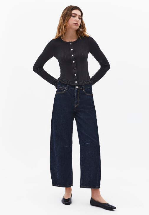  Fırfırlı Hırka ve Barrel-Fit Denim Kombini