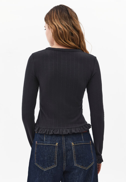 Fırfırlı Hırka ve Barrel-Fit Denim Kombini