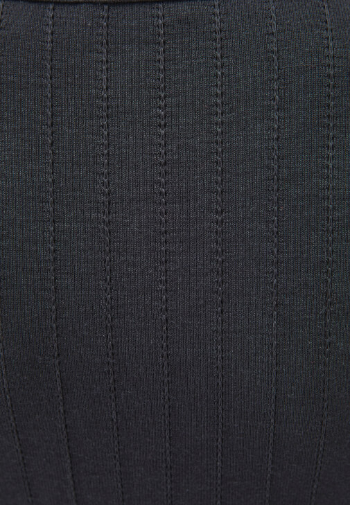 Fırfırlı Hırka ve Barrel-Fit Denim Kombini