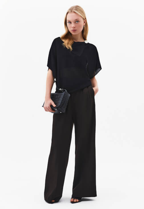  Transparan Bluz ve Keten Pantolon Kombini