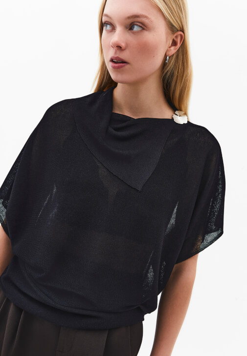 Transparan Bluz ve Keten Pantolon Kombini