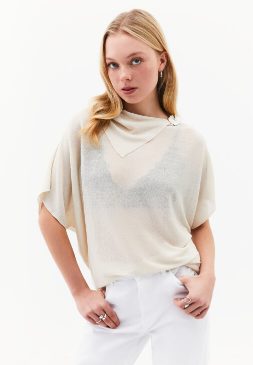 Krem Yaka Detaylı Transparan Bluz