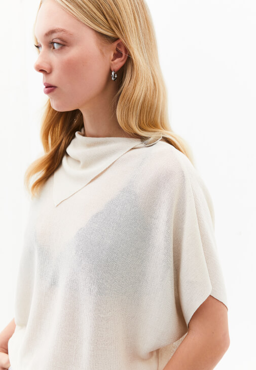 Transparan Bluz ve Kick Flare Denim Kombini