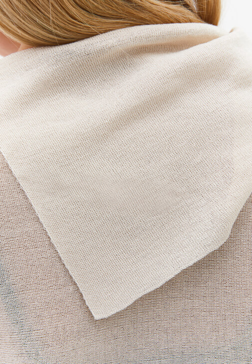 Transparan Bluz ve Kick Flare Denim Kombini