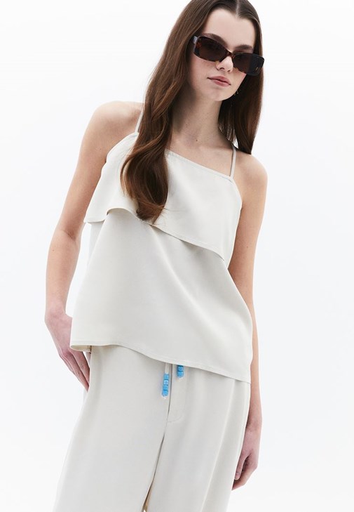 Sırt Dekolteli Bluz ve Wide-Leg Pantolon Kombini