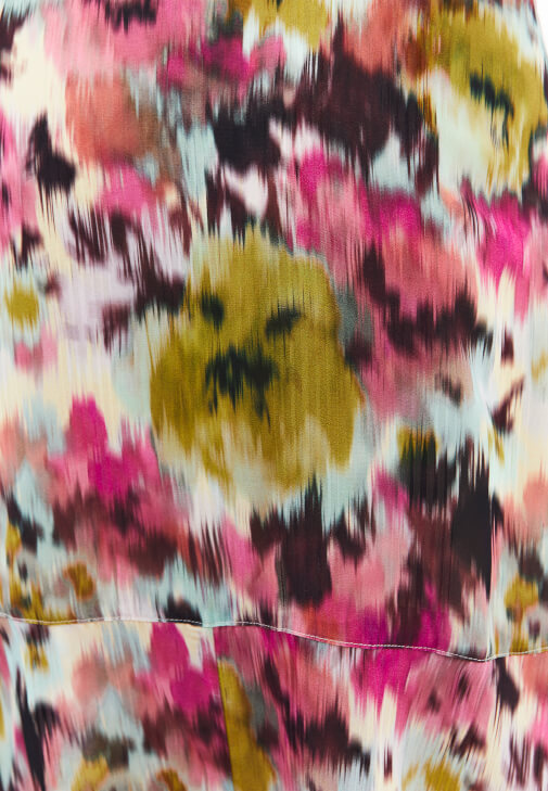 Asimetrik Kesim Etek ve Fırfırlı Bluz Kombini