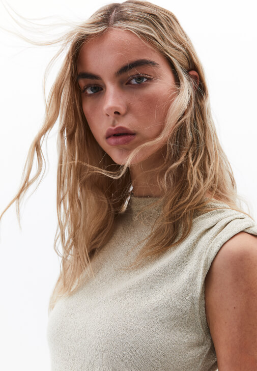 Büzgü Detaylı Elbise ve Topuklu Terlik Kombini