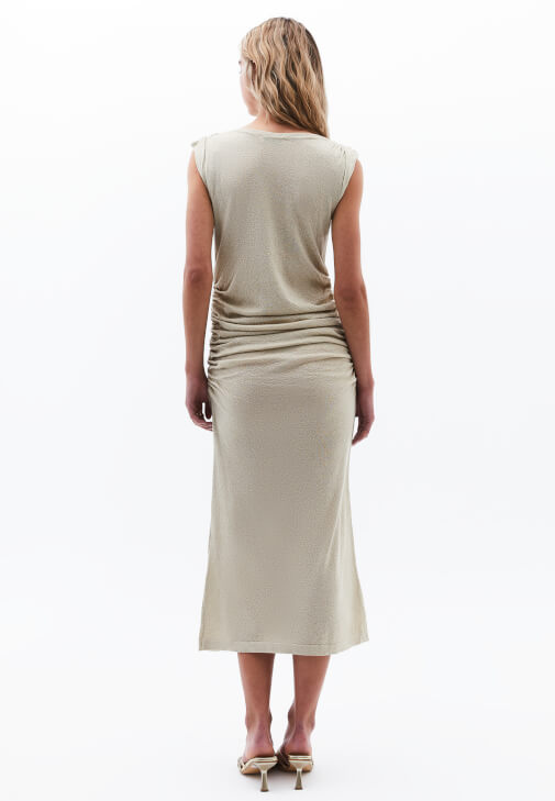 Büzgü Detaylı Elbise ve Topuklu Terlik Kombini