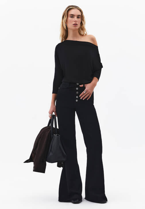  Asimetrik Yaka Tişört ve Denim Kombini