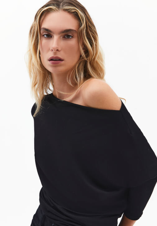 Asimetrik Yaka Tişört ve Denim Kombini