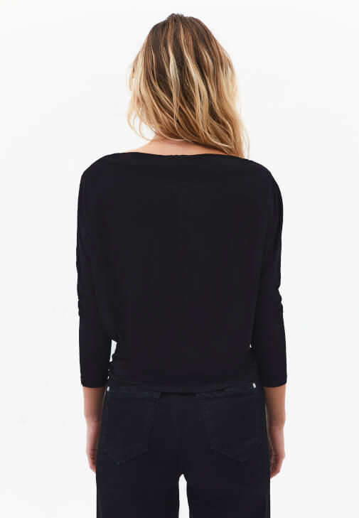 Asimetrik Yaka Tişört ve Denim Kombini