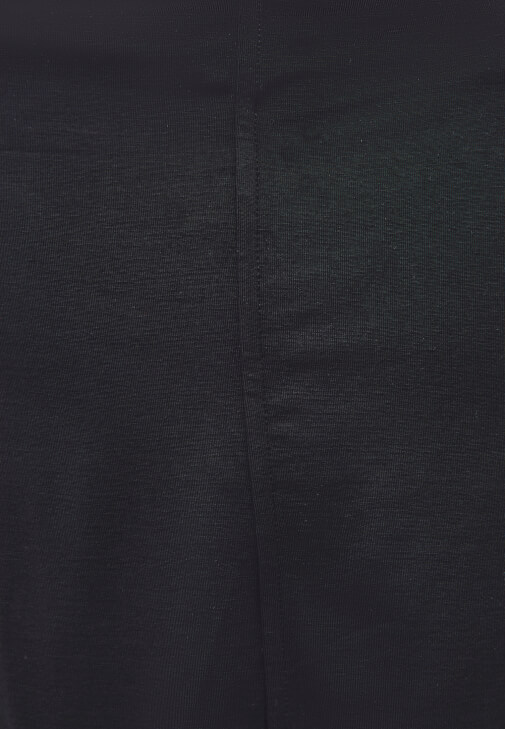 Asimetrik Yaka Tişört ve Denim Kombini