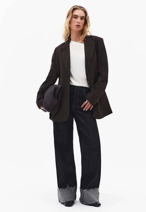  Tişört ve Baggy-Fit Denim Kombini