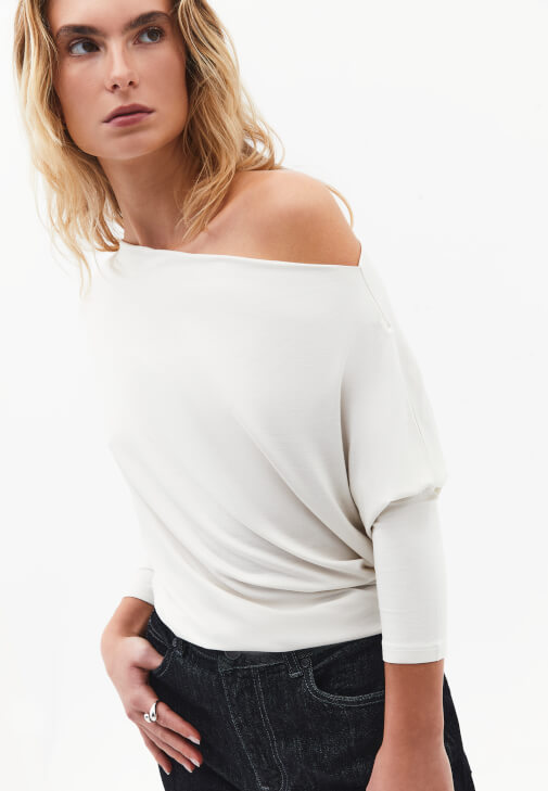 Tişört ve Baggy-Fit Denim Kombini