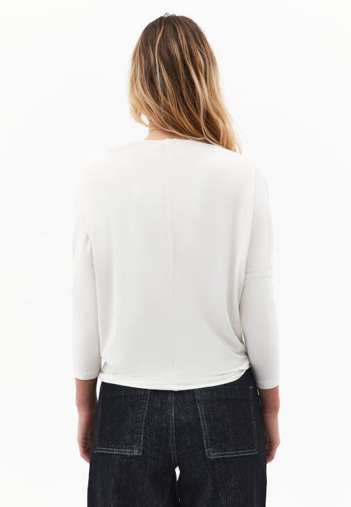 Tişört ve Baggy-Fit Denim Kombini