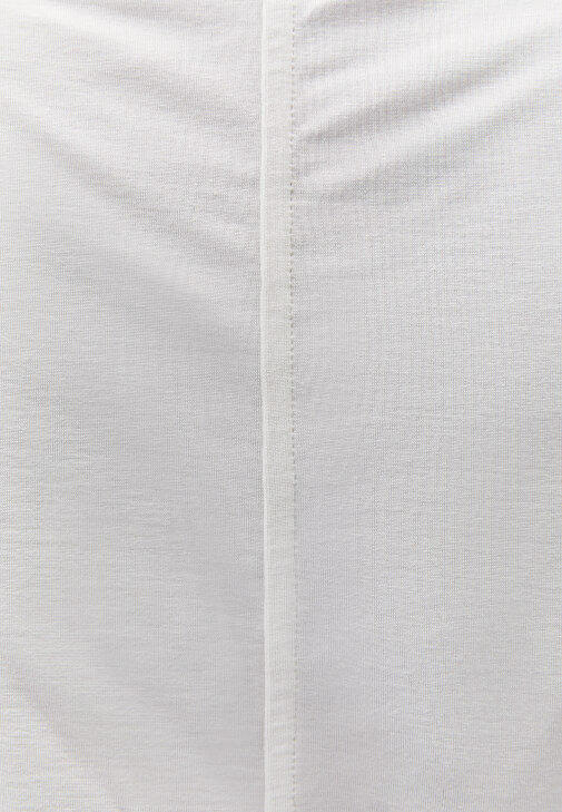 Tişört ve Baggy-Fit Denim Kombini