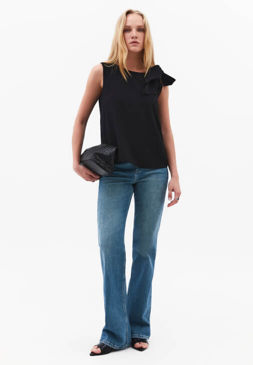  Bot Yaka Bluz ve Bootcut Denim Kombini
