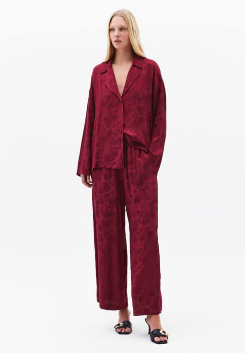 Oversize Gömlek ve Jakarlı Pantolon Kombini