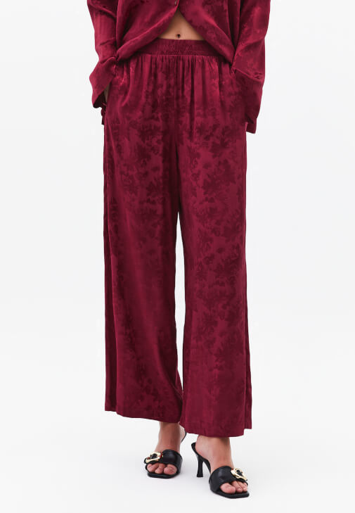 Wide-Leg Pantolon ve Jakarlı Gömlek Kombini