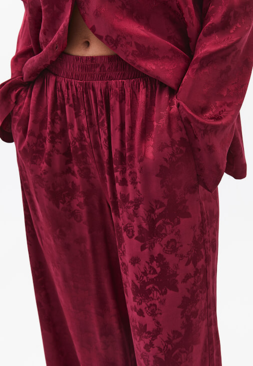 Wide-Leg Pantolon ve Jakarlı Gömlek Kombini