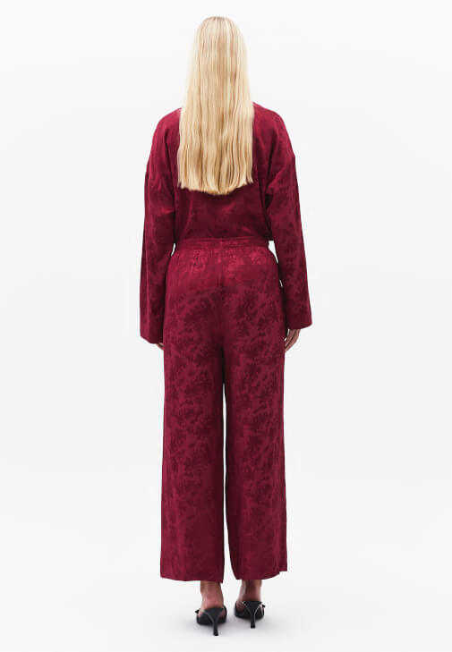 Wide-Leg Pantolon ve Jakarlı Gömlek Kombini