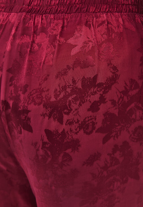 Wide-Leg Pantolon ve Jakarlı Gömlek Kombini