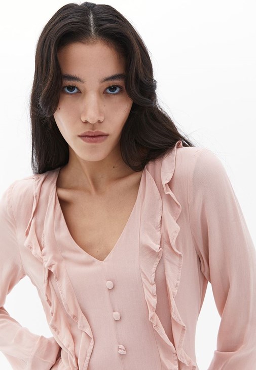 Fırfırlı Mini Elbise ve Çizme Kombini