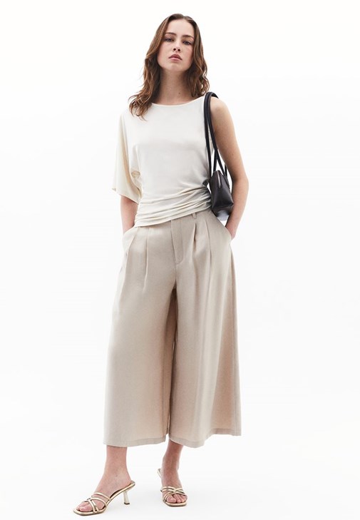 Asimetrik Bluz ve Mom-Fit Pantolon Kombini