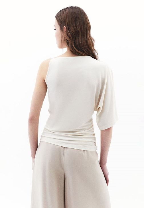 Asimetrik Bluz ve Mom-Fit Pantolon Kombini