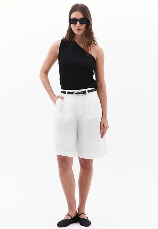 Tek Omuzlu Bluz ve Keten Bermuda Şort Kombini