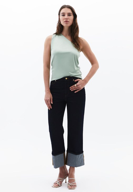 Tek Omuzlu Bluz ve Boyfriend Pantolon Kombini