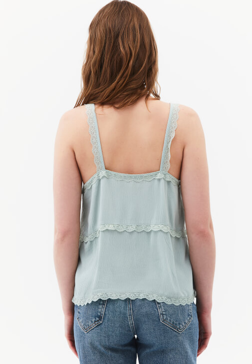 Dantel Detaylı Bluz ve Denim Kombini