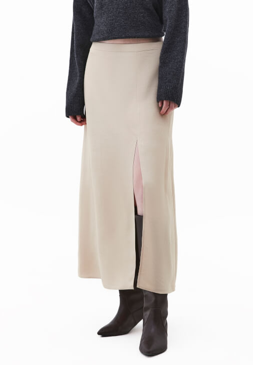 Yırtmaçlı Etek ve Balıkçı Yaka Kazak Kombini