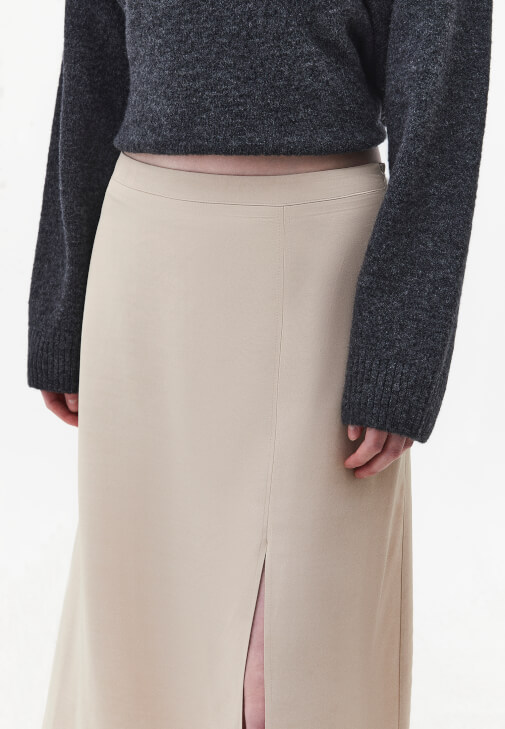 Yırtmaçlı Etek ve Balıkçı Yaka Kazak Kombini