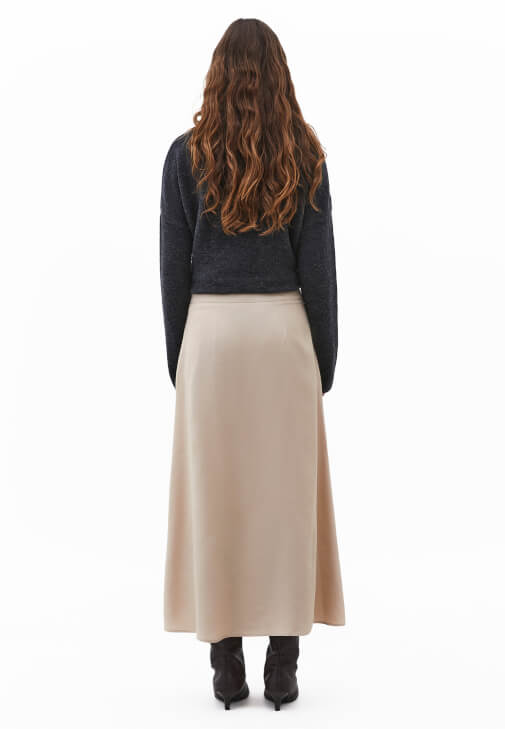 Yırtmaçlı Etek ve Balıkçı Yaka Kazak Kombini