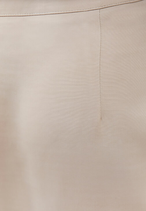 Yırtmaçlı Etek ve Balıkçı Yaka Kazak Kombini