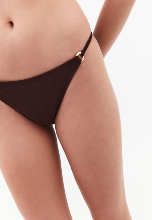 Bikini Altı ve Aksesuarlı Bikini Üstü Kombini