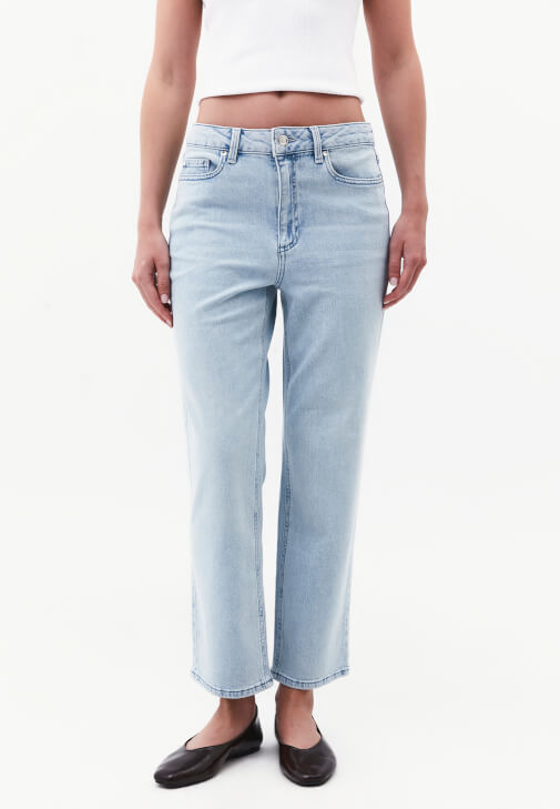 Denim Pantolon ve Keten Blazer Kombini
