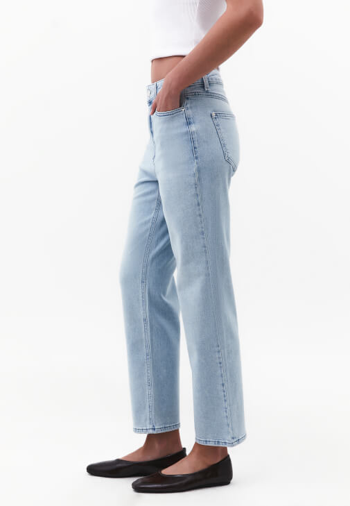 Denim Pantolon ve Keten Blazer Kombini