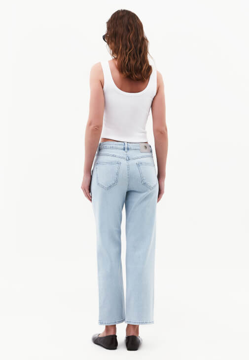 Denim Pantolon ve Keten Blazer Kombini